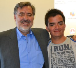 Claudio Dávila junto al ex director de la carrera de Periodismo Alejandro Guiller.  
